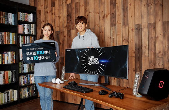 삼성전자 모델들이 8일 국내 출시하는 듀얼 QHD 게이밍 모니터 'CRG9'을 소개하고 있다. <삼성전자 제공>